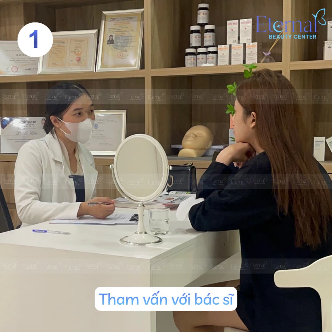 Bác sĩ da liễu Eternal thăm khám và đánh giá tình trạng da trước liệu trình Acne Peel