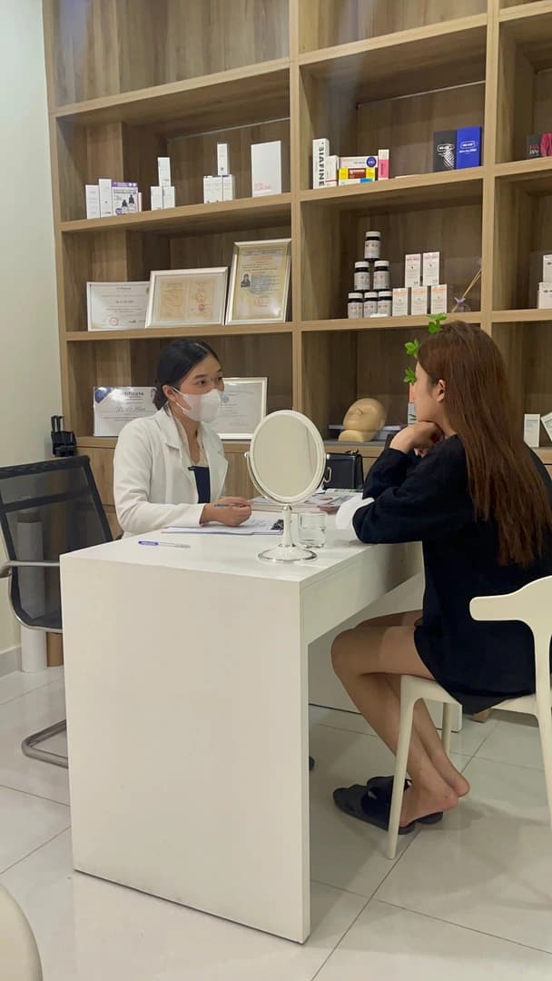 Bác sĩ da liễu thăm khám trước khi lấy nhân mụn tại Eternal Gò Vấp