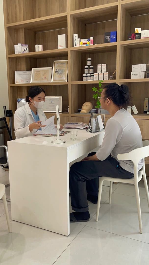 Doctor records skin status and schedules the follow-up